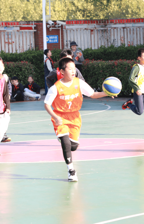 爱游戏体育-包含RNG观众热烈欢呼！，字母哥迎来三赛季出色发挥观众掌声雷动的词条