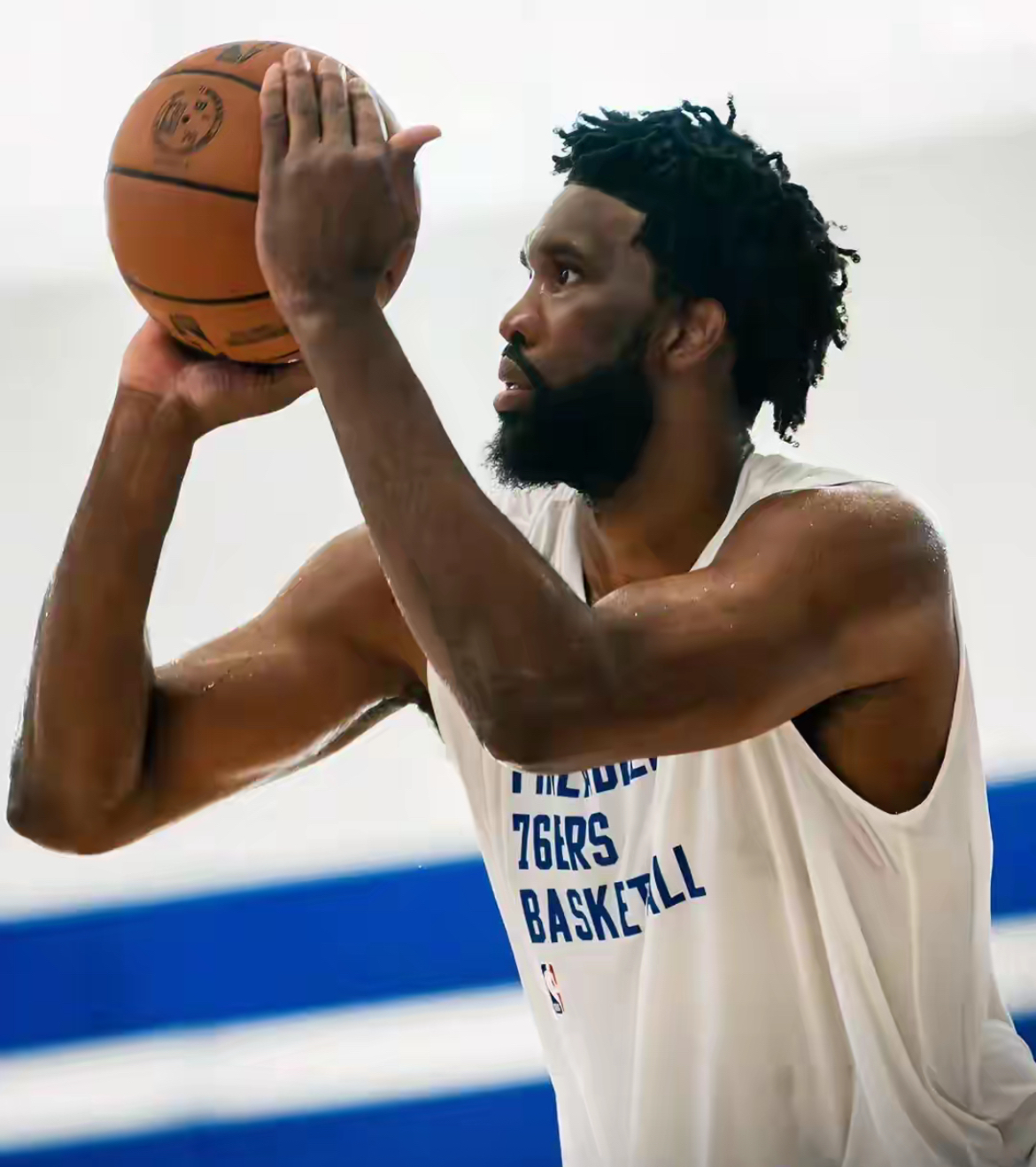 关于集结日费城76人复出首秀——NBA常规赛节点到来，引发热议，赛程密集仍需轮换的信息