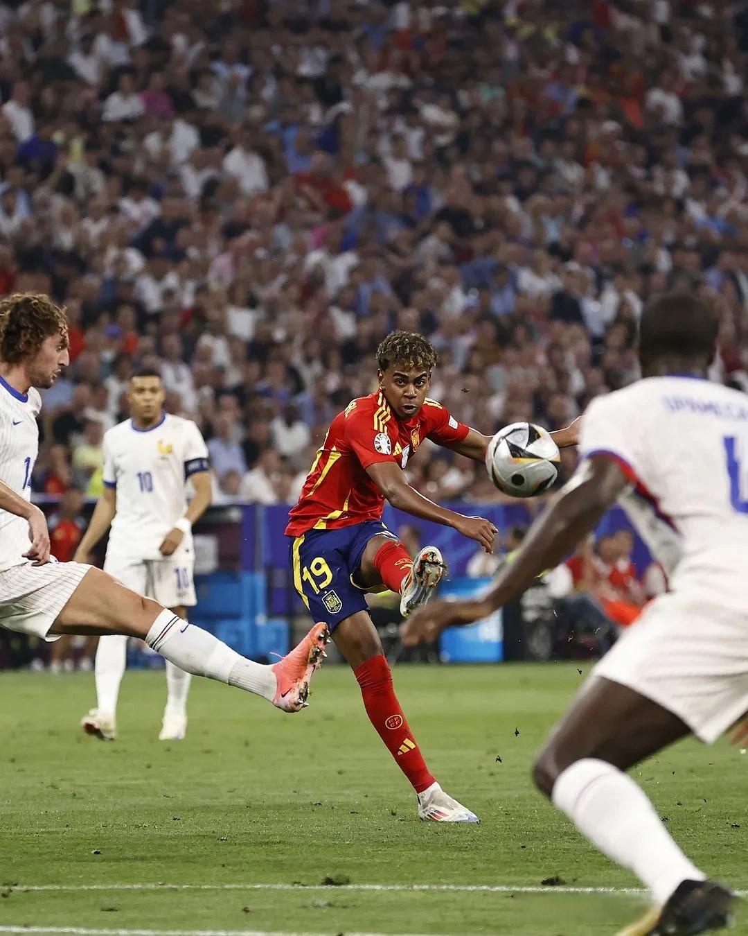 爱游戏- 梅西新赛季技艺秀让对手无奈让球迷至嗨 